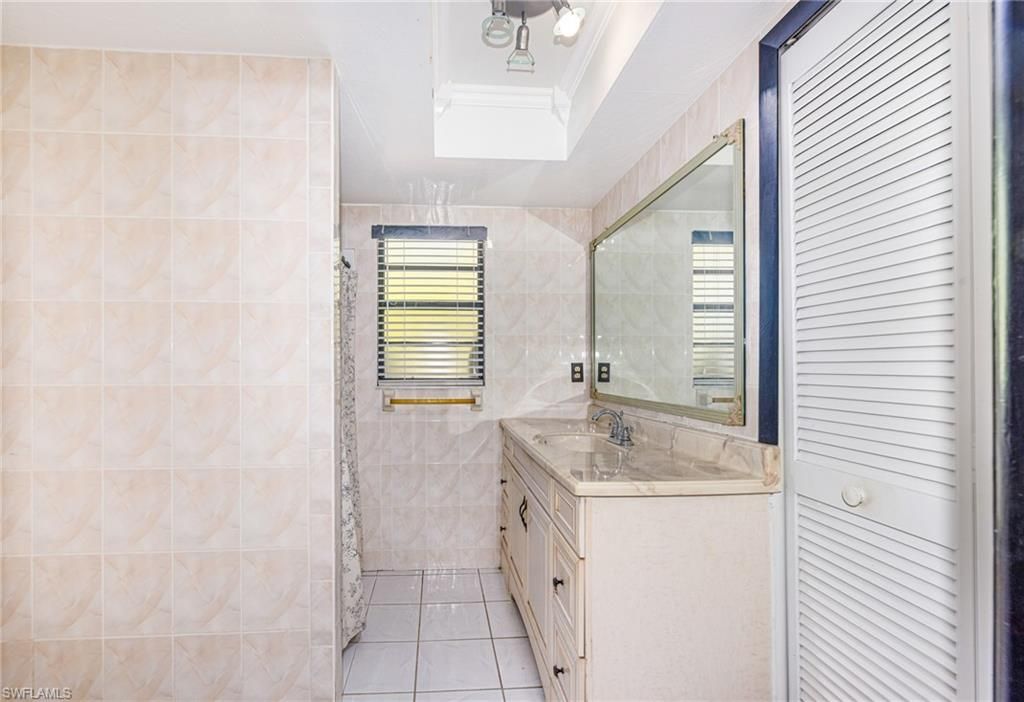 Image 17 of property listing at 1219 SE 19th TER, Cape Coral, FL 33990