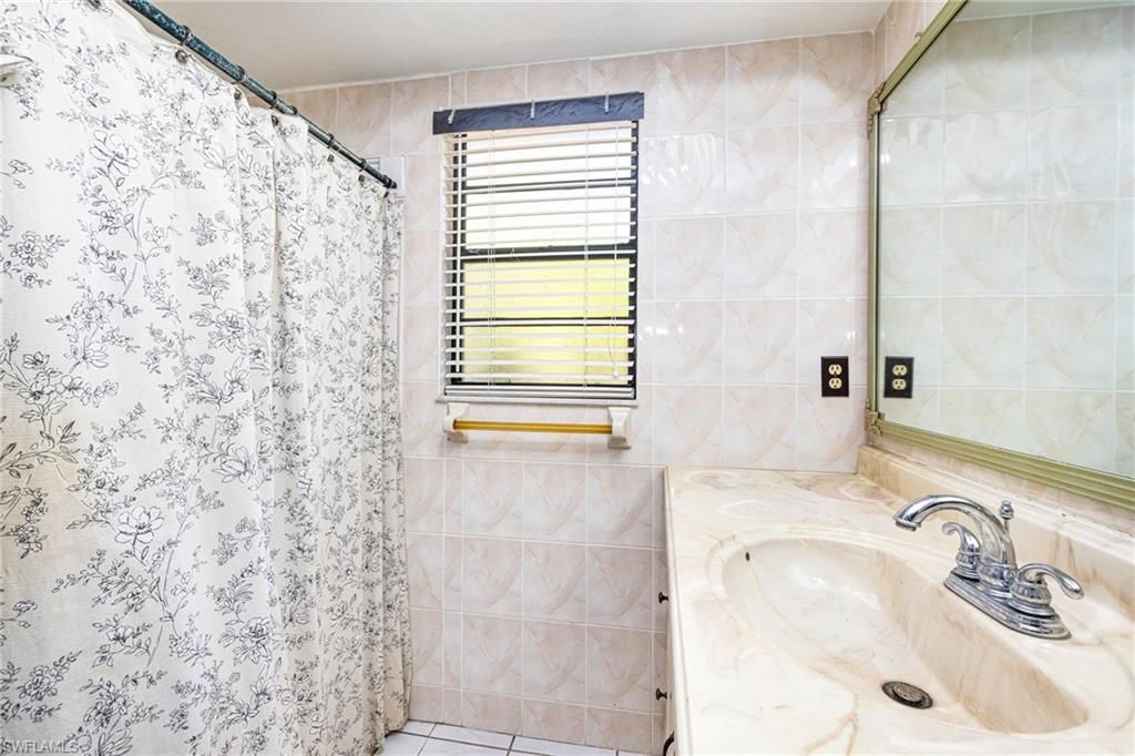 Image 18 of property listing at 1219 SE 19th TER, Cape Coral, FL 33990