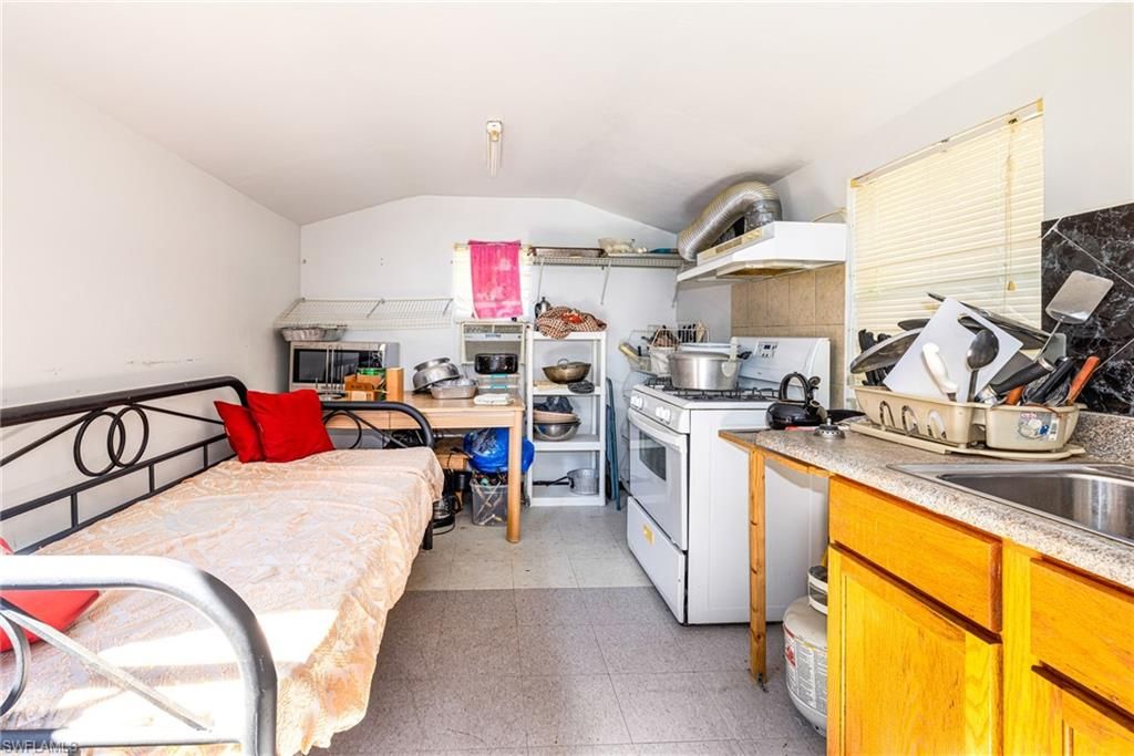 Image 22 of property listing at 1219 SE 19th TER, Cape Coral, FL 33990