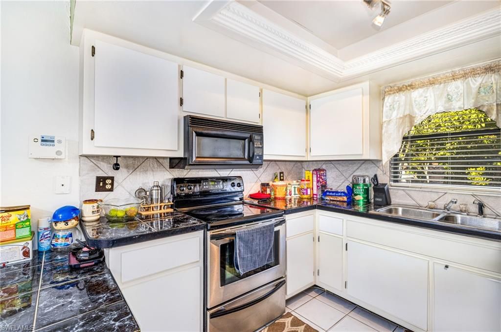 Image 8 of property listing at 1219 SE 19th TER, Cape Coral, FL 33990