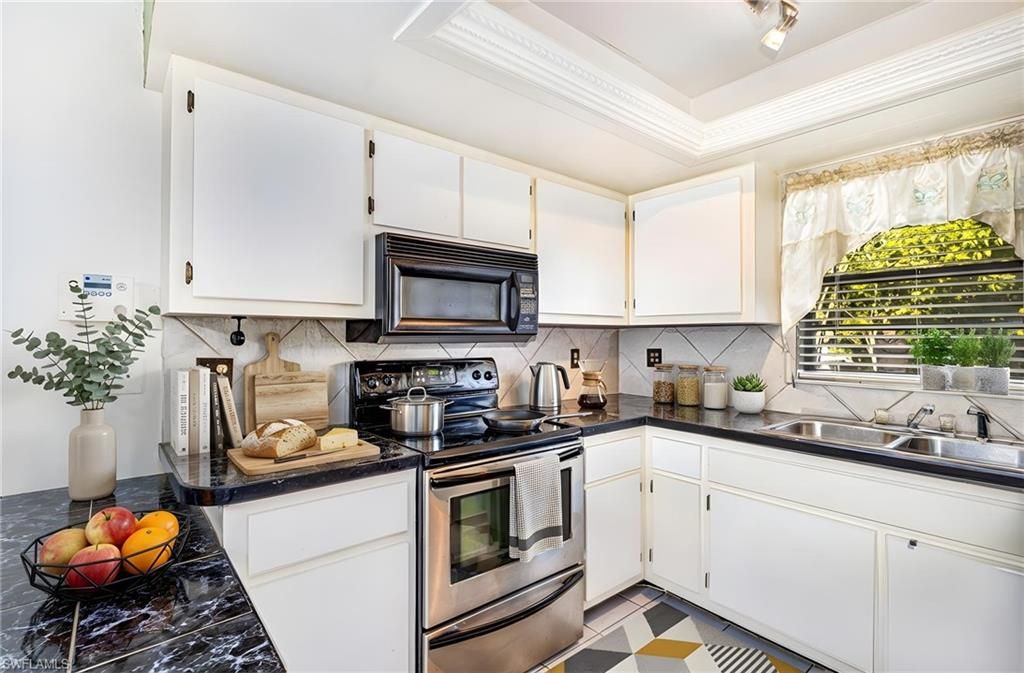 Image 9 of property listing at 1219 SE 19th TER, Cape Coral, FL 33990