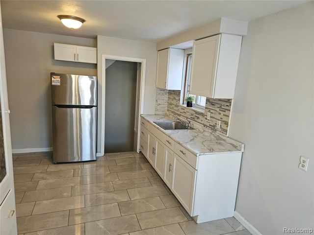 8035 Pinehurst Street, Detroit, MI 48204