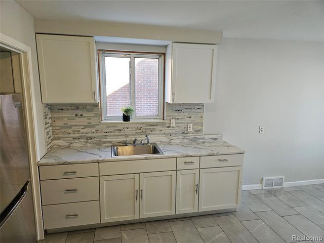 8035 Pinehurst Street, Detroit, MI 48204