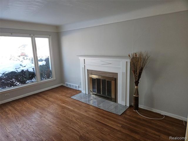 8035 Pinehurst Street, Detroit, MI 48204