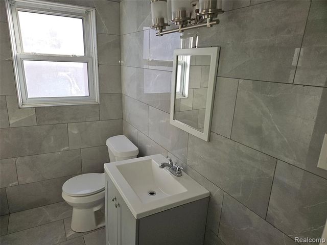 8035 Pinehurst Street, Detroit, MI 48204