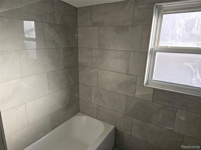 8035 Pinehurst Street, Detroit, MI 48204