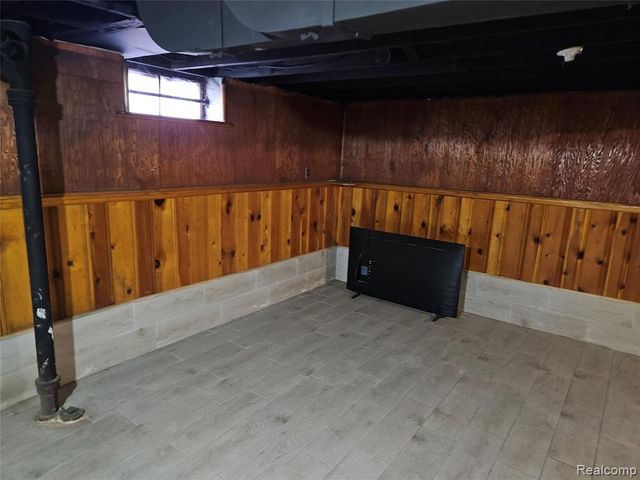 8035 Pinehurst Street, Detroit, MI 48204