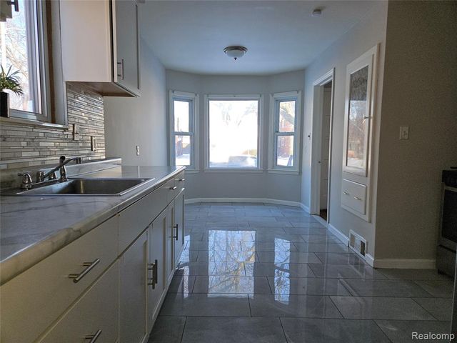 8035 Pinehurst Street, Detroit, MI 48204