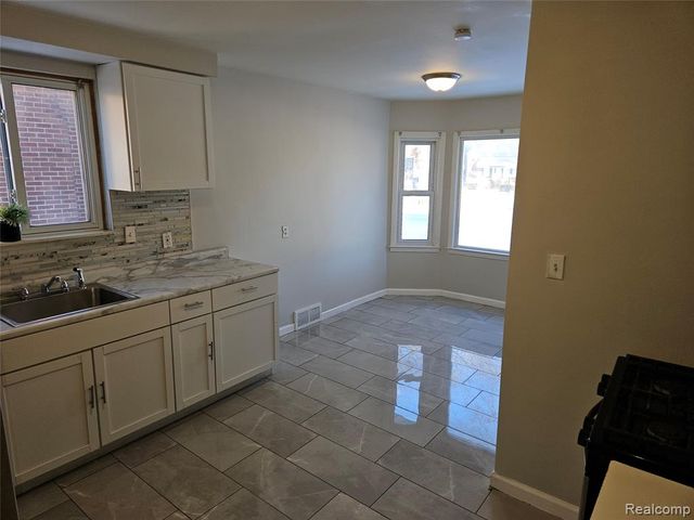 8035 Pinehurst Street, Detroit, MI 48204