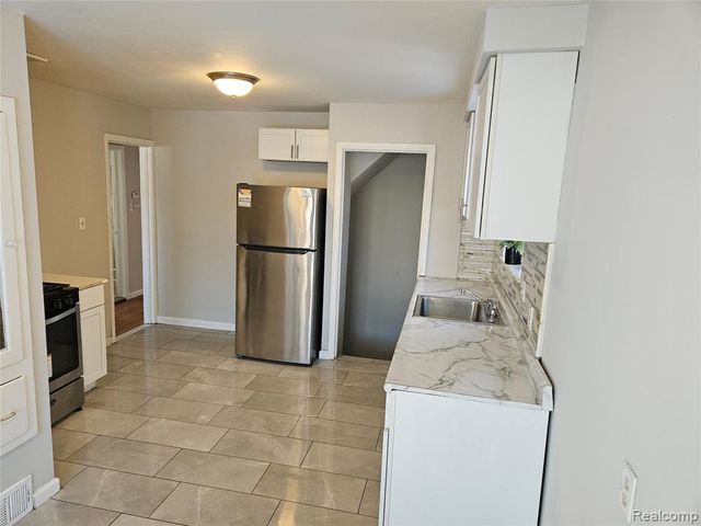 8035 Pinehurst Street, Detroit, MI 48204