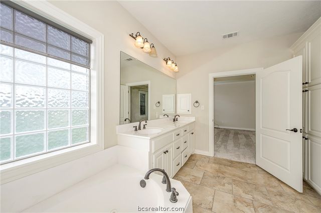 4192 Wagonwheel Road, Bryan, TX 77808