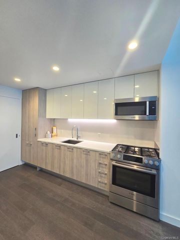 131-05 40th Road 15R, Flushing, NY 11354