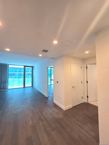 131-05 40th Road 15R, Flushing, NY 11354
