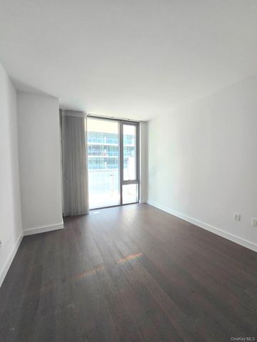 131-05 40th Road 15R, Flushing, NY 11354