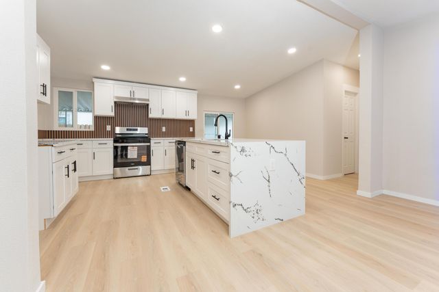 975 N H Street 22, Tulare, CA 93274