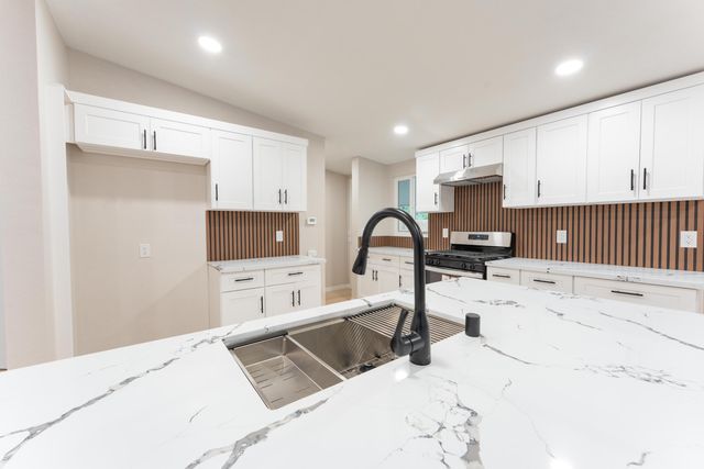 975 N H Street 22, Tulare, CA 93274