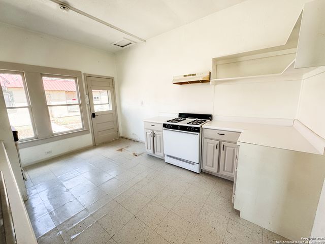 102 N Fort, Brackettville, TX 78832