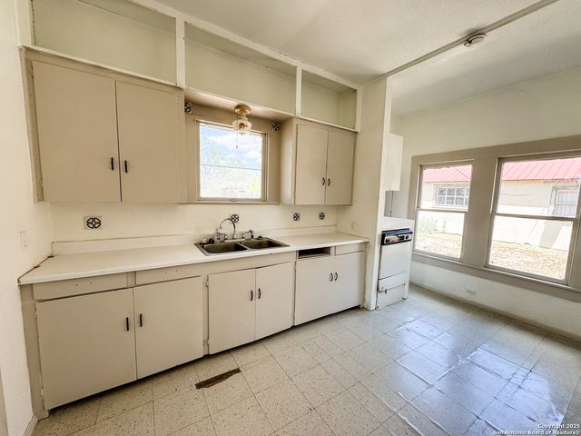 102 N Fort, Brackettville, TX 78832