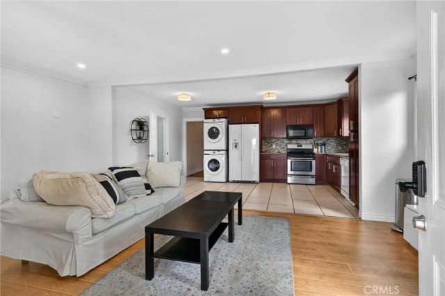 4533 Saturn, Los Angeles, CA 90019