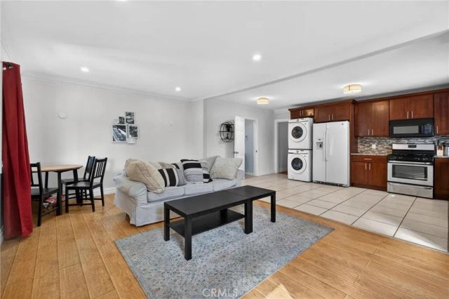 4533 Saturn, Los Angeles, CA 90019