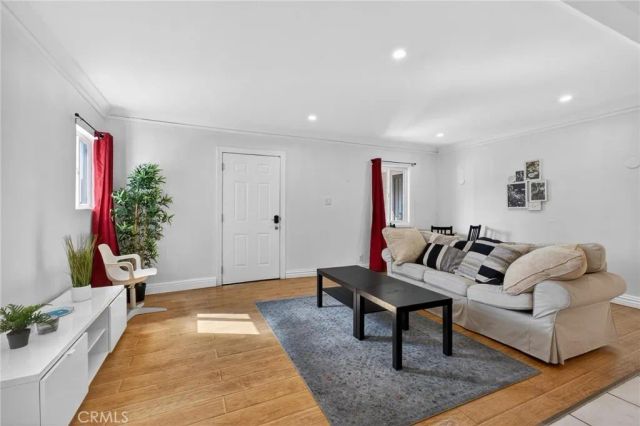 4533 Saturn, Los Angeles, CA 90019