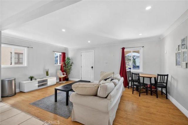 4533 Saturn, Los Angeles, CA 90019