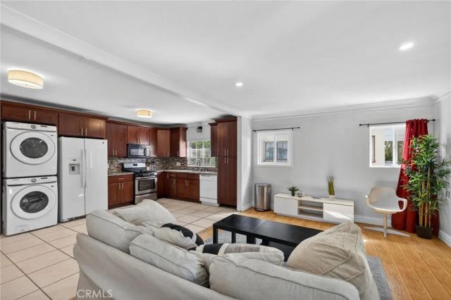 4533 Saturn, Los Angeles, CA 90019