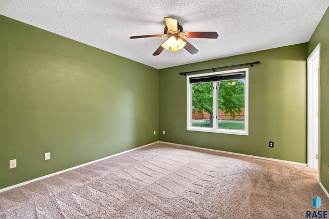 917 E Heatherwood Dr Drive, Brandon, SD 57005