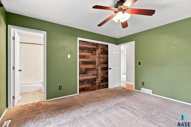 917 E Heatherwood Dr Drive, Brandon, SD 57005