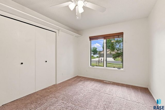 917 E Heatherwood Dr Drive, Brandon, SD 57005