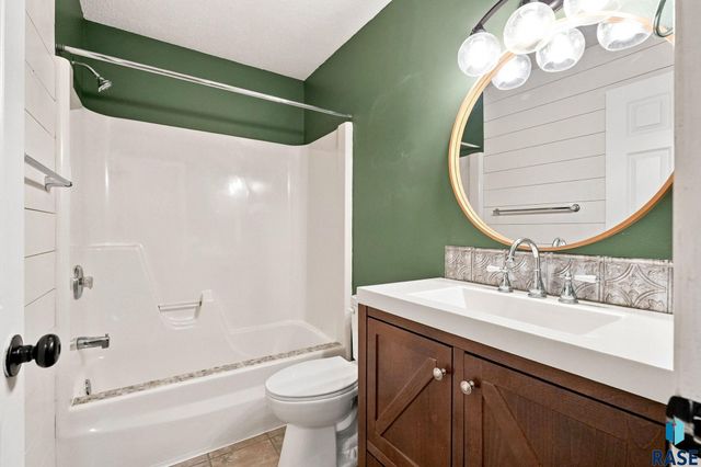 917 E Heatherwood Dr Drive, Brandon, SD 57005
