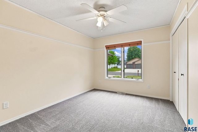 917 E Heatherwood Dr Drive, Brandon, SD 57005