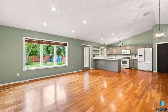 917 E Heatherwood Dr Drive, Brandon, SD 57005