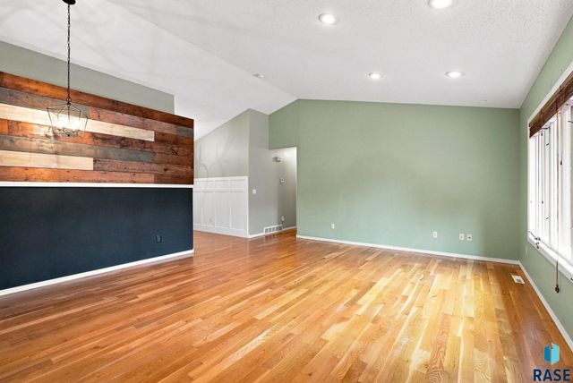 917 E Heatherwood Dr Drive, Brandon, SD 57005