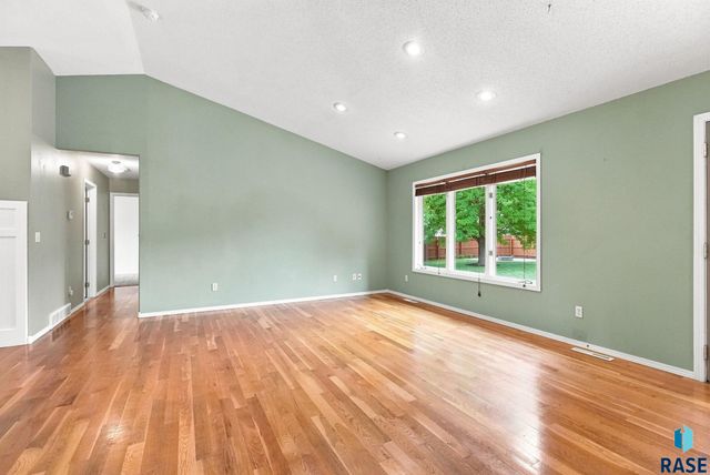 917 E Heatherwood Dr Drive, Brandon, SD 57005