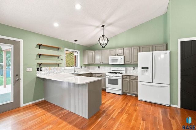 917 E Heatherwood Dr Drive, Brandon, SD 57005