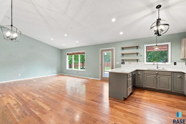 917 E Heatherwood Dr Drive, Brandon, SD 57005