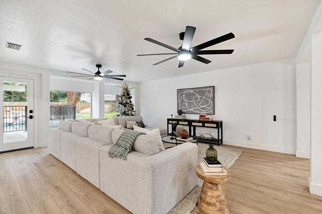 512 E Kelso Avenue, Fresno, CA 93720