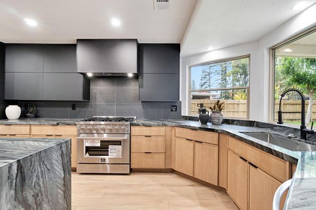 512 E Kelso Avenue, Fresno, CA 93720