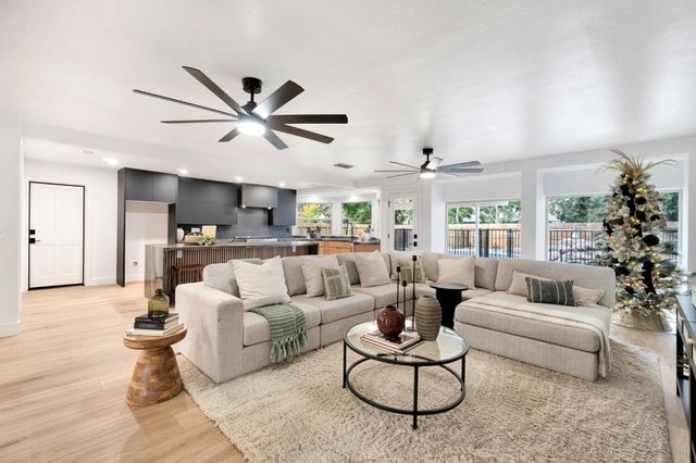 512 E Kelso Avenue, Fresno, CA 93720