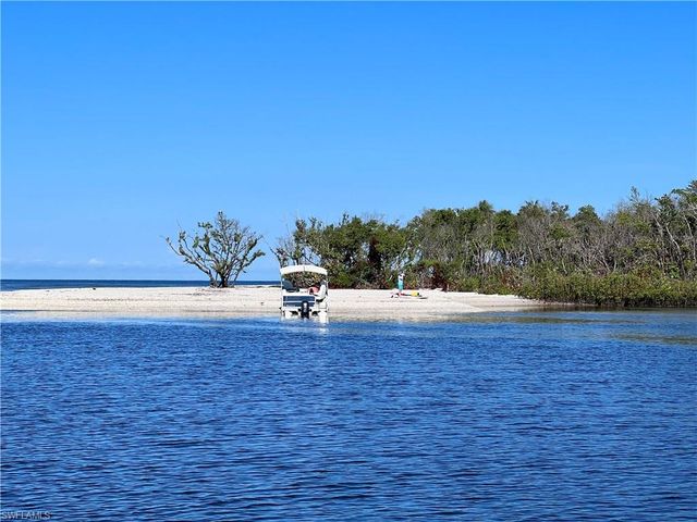 682 95th AVE N, Naples, FL 34108