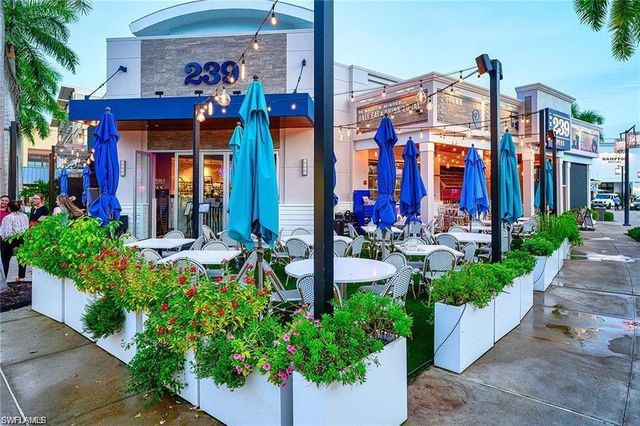 682 95th AVE N, Naples, FL 34108