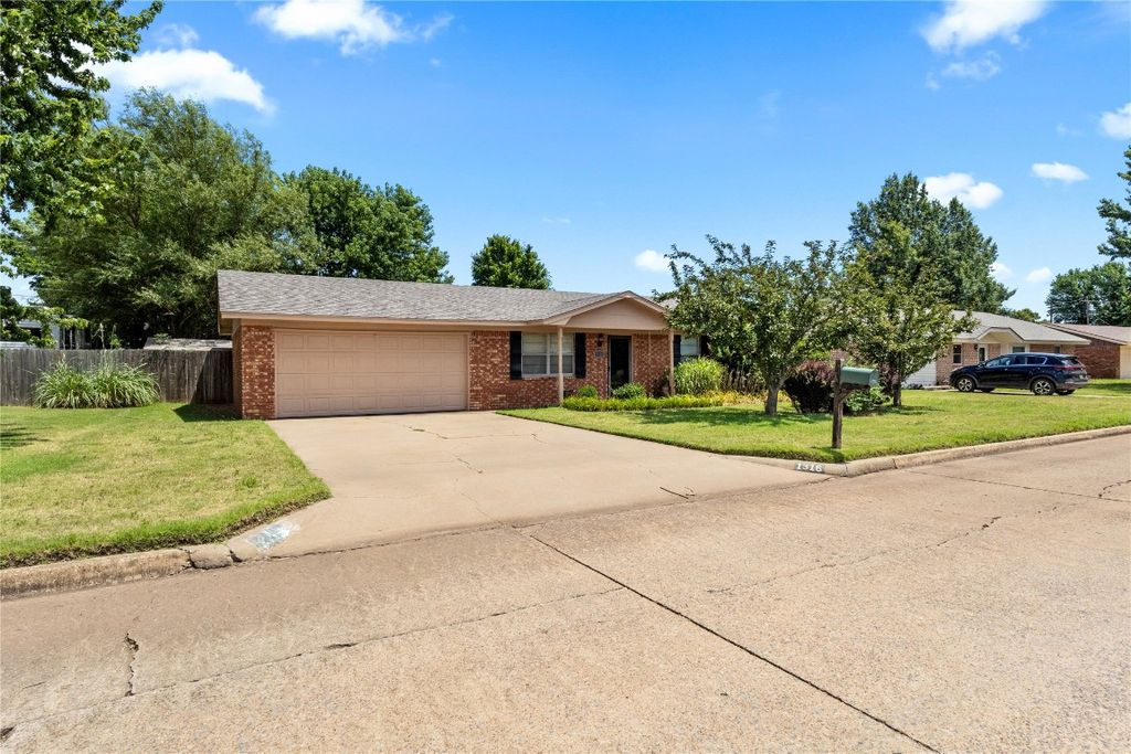 1316 N Lark Street, Weatherford, OK 73096