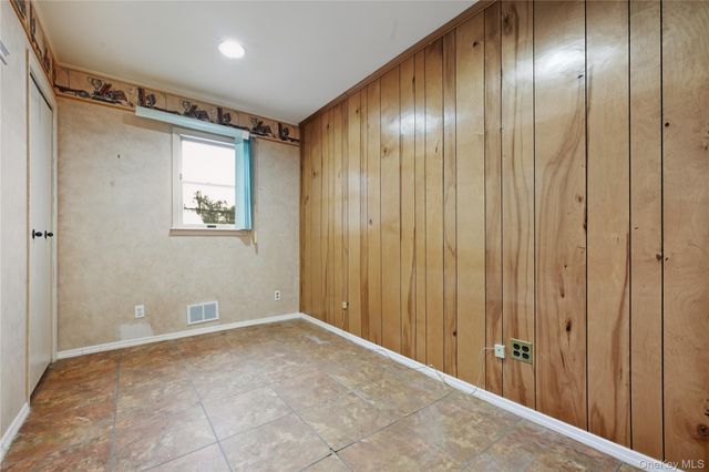 13 Cynthia Lane, Plainview, NY 11803