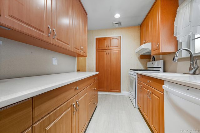 13 Cynthia Lane, Plainview, NY 11803