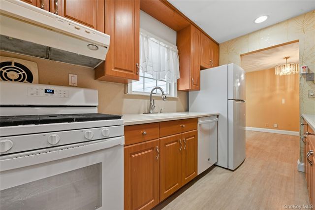 13 Cynthia Lane, Plainview, NY 11803