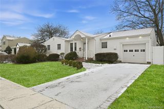 13 Cynthia Lane, Plainview, NY 11803