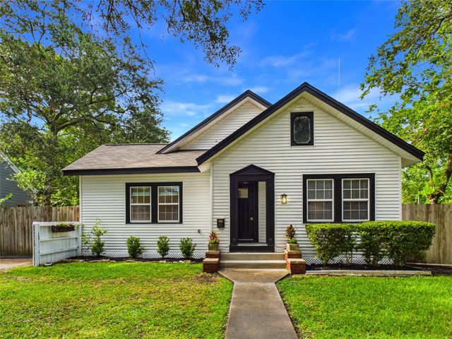 24 11th Avenue N, Texas City, TX 77590