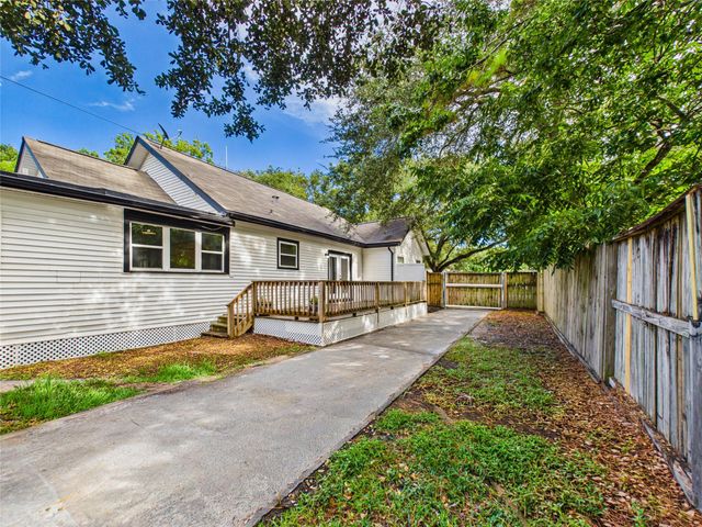 24 11th Avenue N, Texas City, TX 77590