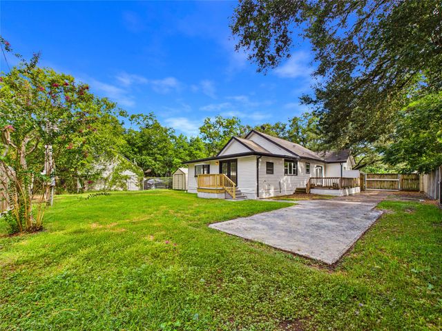 24 11th Avenue N, Texas City, TX 77590